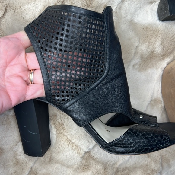 🛍️Dolce Vita Cage Perforated Leather Heel Sandal 10 black snakeskin detail - Picture 7 of 8